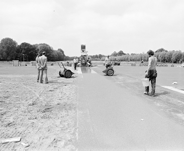 882353 Afbeelding van het leggen van een kunststoflaag op de Atletiekbaan Overvecht (1e Polderweg 7) te Utrecht.N.B. ...
